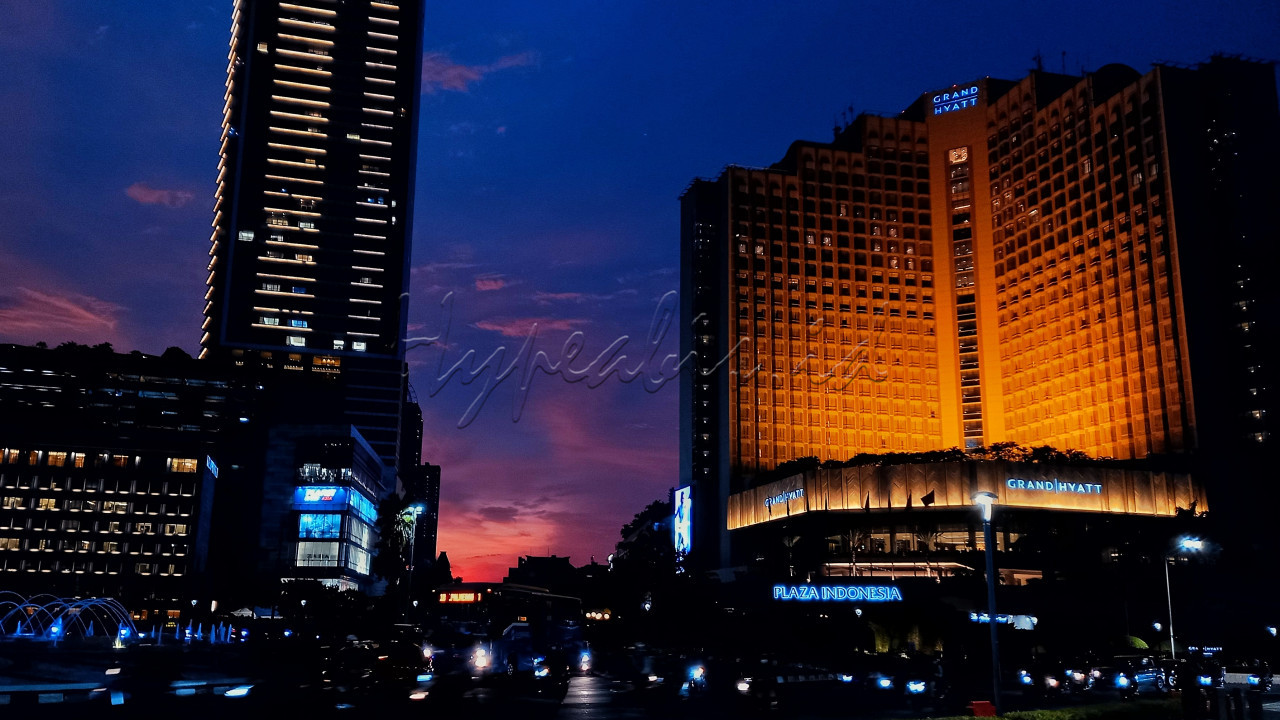 <br />
Suasana gedung bertingkat saat matahari terbenam di Jakarta. Senja selalu di nanti banyak orang sebab panorama keindahannya yang indah membuat kagum bagi siapapun yang melihatnya.<br />
&nbsp;