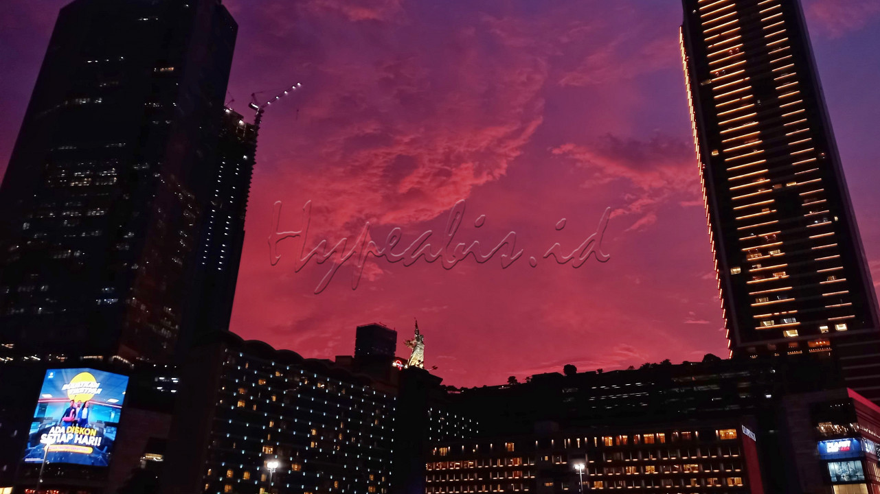 <br />
Suasana gedung bertingkat saat matahari terbenam di Jakarta. Senja selalu di nanti banyak orang sebab panorama keindahannya yang indah membuat kagum bagi siapapun yang melihatnya.<br />
&nbsp;