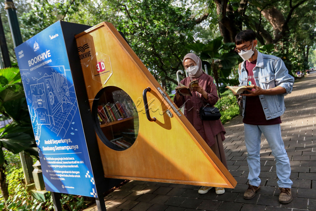 &nbsp;Pengunjung membaca buku di perpustakaan mini Taman Suropati, Jakarta. Membaca buku di ruang terbuka disebut memiliki banyak manfaat, membaca di bawah cahaya terang membuat area otak bisa memproses informasi visual secara lebih efektif.&nbsp;<br />
<br />
&nbsp;