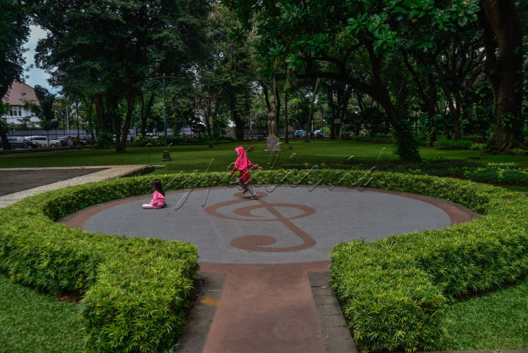 Sejumlah warga mengisi waktu luang di Taman Suropati, Jakarta.