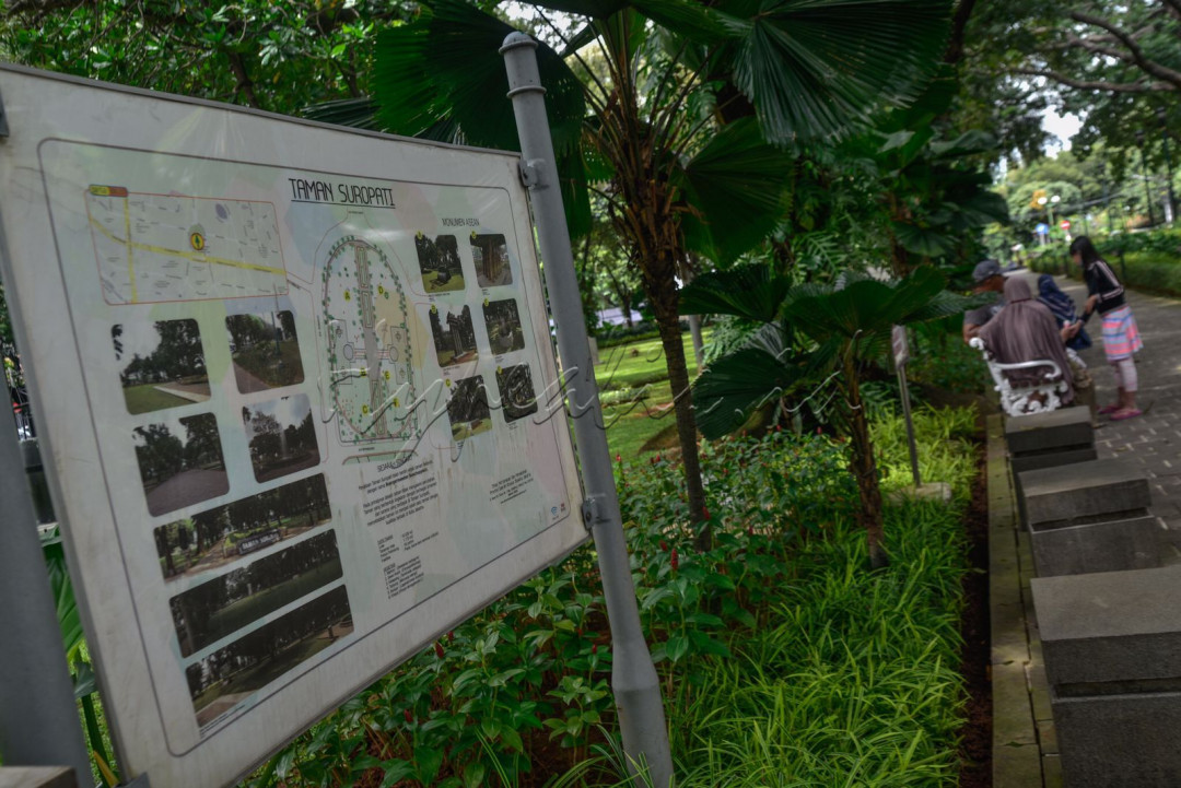 Gemercik suara air mancur menyambut ketika kita memasuki taman kota ini. Suasan hijau dan asri menjadi daya tarik tersendiri.