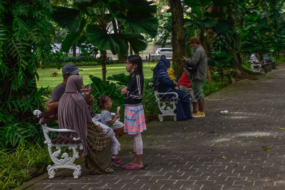 Taman kota yang terletak di kawasan Menteng, Jakarta Pusat tersebut banyak dikunjungi oleh warga, baik anak-anak maupun dewasa.