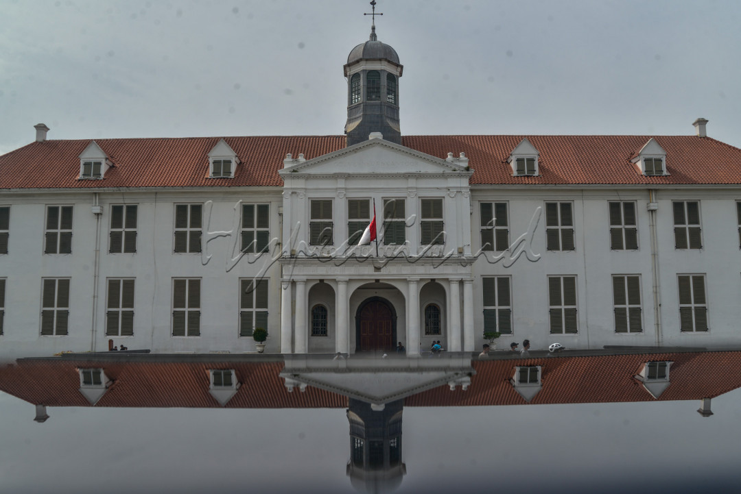 Waktu menunjukan pukul 10.00 pagi, sejumlah warga terlihat beraktivitas di kawasan wisata Kota Tua, Jakarta.???????