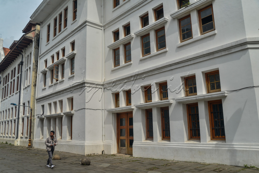 Salah satunya adalah Museum Sejarah Jakarta atau yang lebih dikenal dengan Museum Fatahilah yang menjadi primadona. Banyak juga pengunjung yang bersepeda mengelilili kawasan wisata ini.
