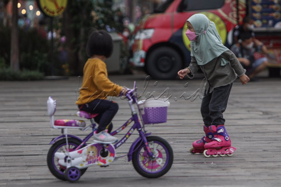 Sejumlah warga menikmati sore hari di Senayan Park atau yang lebih dikenal dengan Spark.