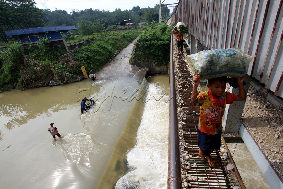 Fenomena ini kerap dijumpai saat musim hujan, ketika air sungai meluap akibat intensitas hujan yang tinggi.