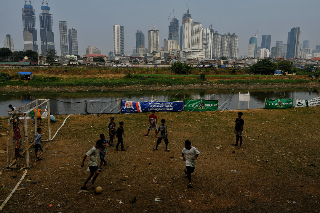 Itulah yang tergambar dari sekelompok anak di pinggir kota Jakarta. Asik bermain dibantaran kali dengan berbekal bola plastik. Sesaknya gedung pencakar langit tidak menyurutkan hasrat mereka untuk bermain.