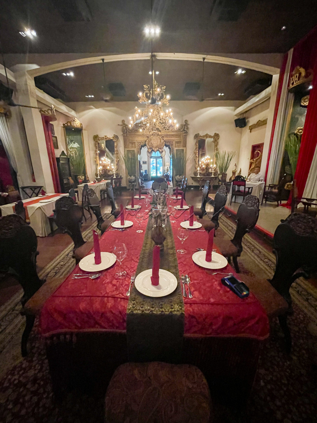 Di jalan Teuku Umar Menteng, terdapat restoran klasik bernama Tugu Kunstkring Paleis. Dilihat dari bahasa Belanda, arti kata Kunstkring adalah lingkaran seni.