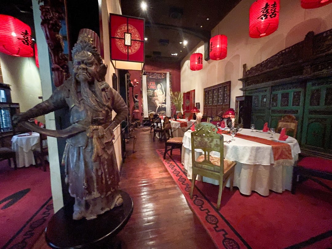 Di samping Ruang Diponegoro terdapat ruangan dengan bar di sisi samping bernama Suzie Wong Lounge. Ruangan ini dihiasi Gebyok Cina, lampu lampion sepanjang ruangan serta lampu temaram khas pecinan.&nbsp;