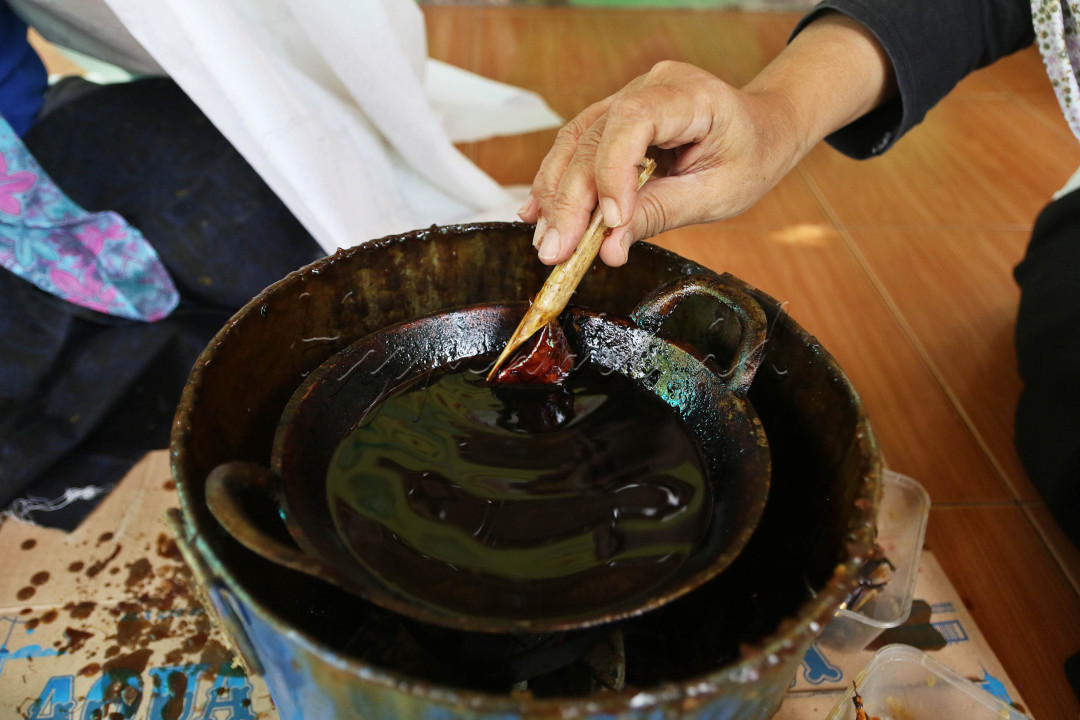 Perajin mewarnai kain batik khas Betawi mengunakan canting di Sanggar Batik Terogong, Cilandak, Jakarta. Batik identik dengan Indonesia. Hampir semua daerah di Tanah Air memiliki gaya batik tersendiri. Tak terkecuali di Ibu Kota. Salah satu tempat pelestarian batik di Jakarta ada di Kampung Batik Betawi Terogong yang telah berdiri sejak 2012.