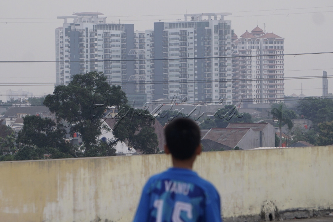 Sejumlah anak bermain bola di atap salah satu gedung di Jakarta.