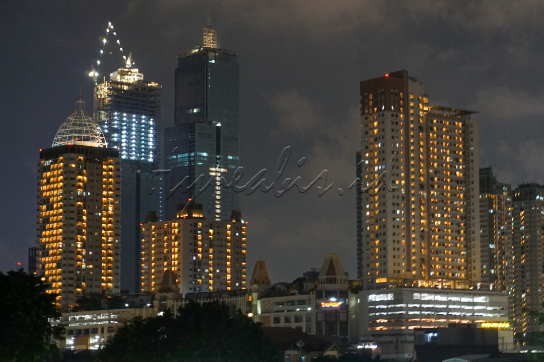 Saat sinar matahari sudah tidak lagi menyinari langit, Jakarta menampilkan keindahan yang berbeda di malam hari.