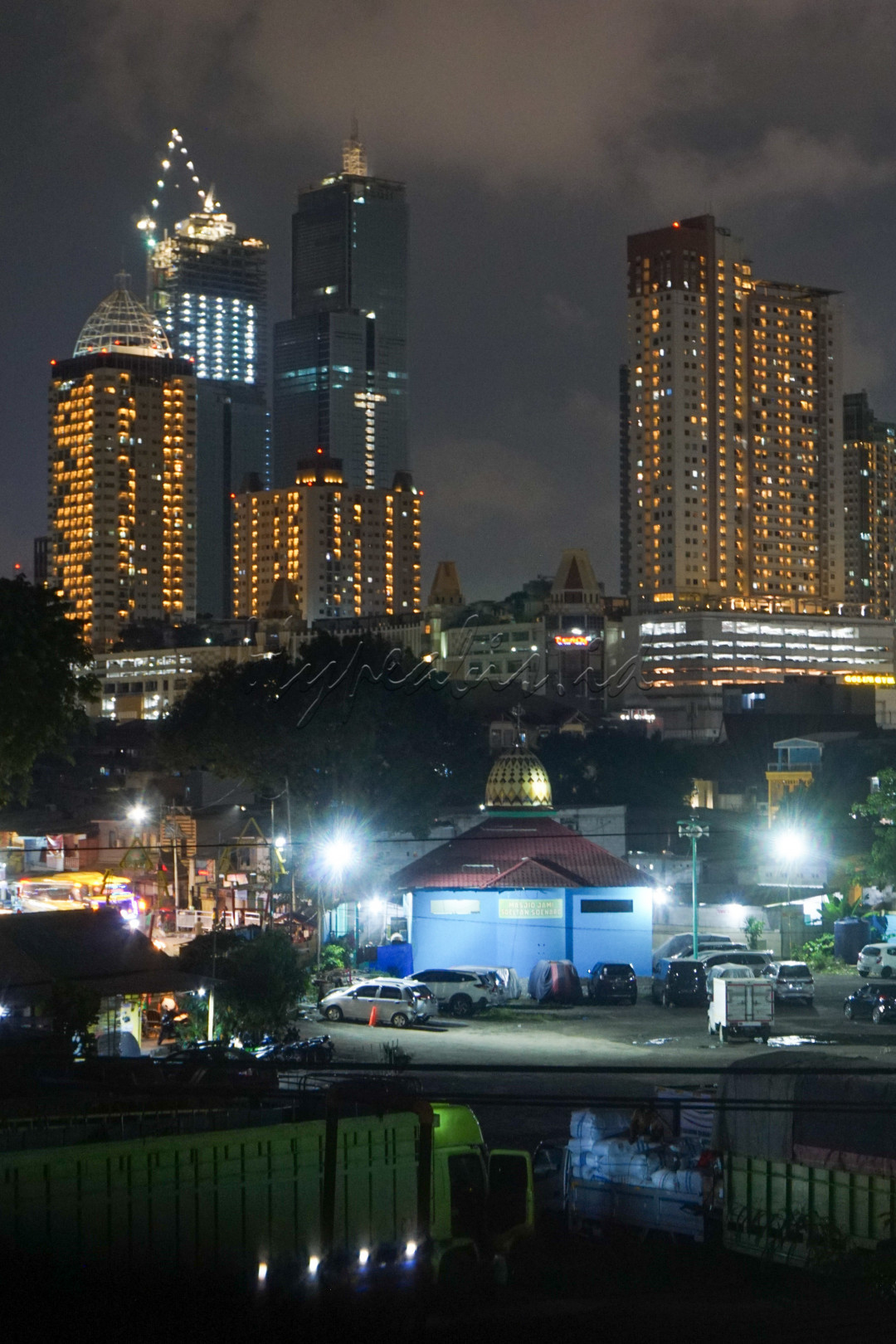 Gemerlap kilauan lampu terpancar menghiasi Ibu Kota seakan aktivitas terus bergulir dan tak pernah berhenti.