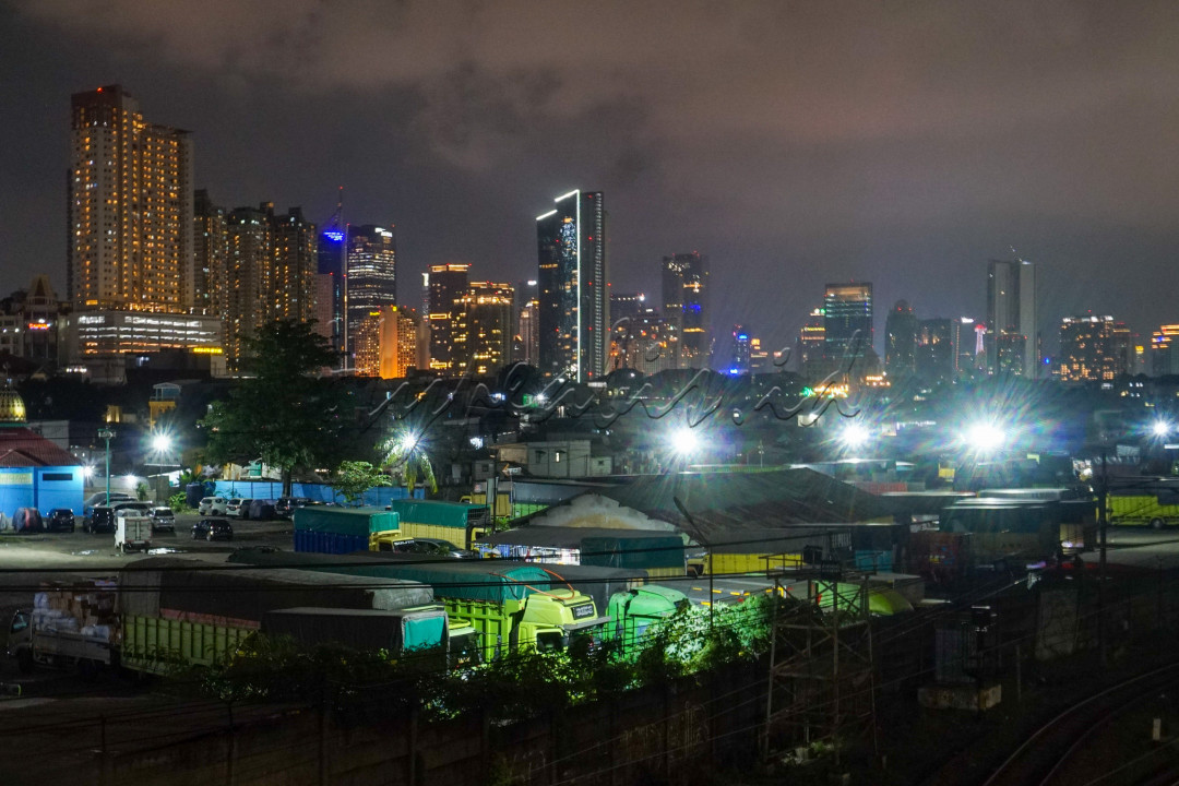 Ibu Kota Jakarta sebagai kota metropolitan kerpan terlihat tidak pernah tidur, sehingga melihat suasana kota Jakarta di malah hari tentu memberikan visual yang berbeda.