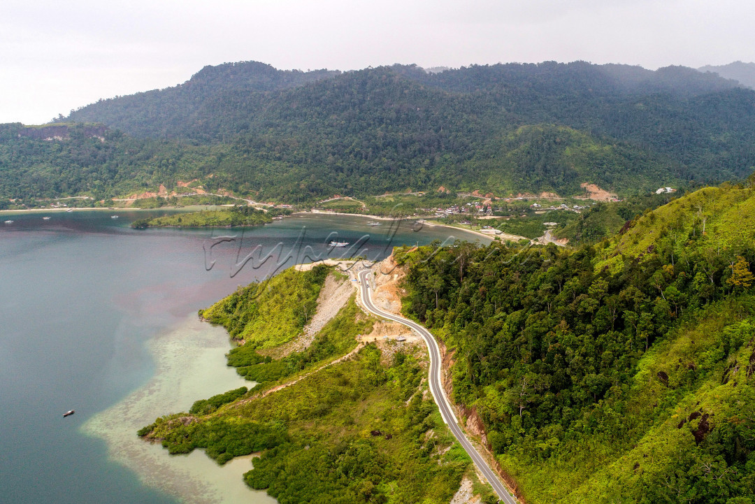 Pesona alamnya terdiri dari perpaduan perbukitan yang alami dengan keindahan teluk yang dihiasi dengan gugusan pulau-pulau kecil, yang menyajikan sensasi pemandangan mirip Raja Ampat.