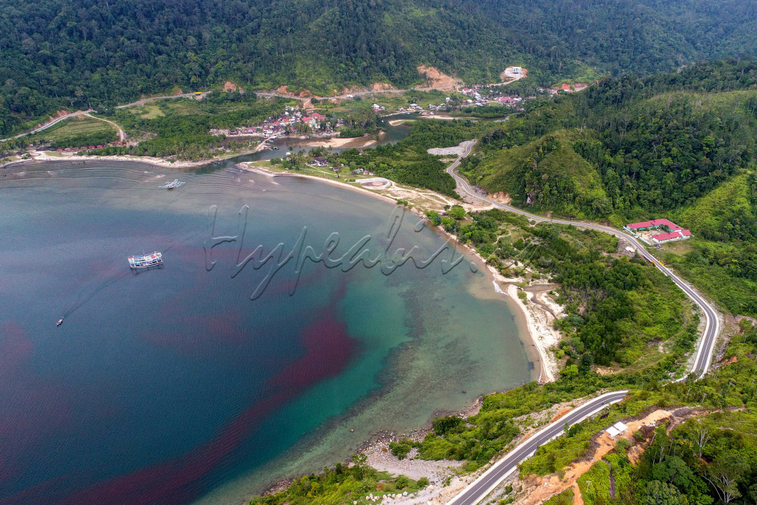 Kawasan wisata Mandeh sendiri mempunyai area seluas 18.000 Ha dan meliputi 7 desa dari 3 nagari yang penduduknya bekerja sebagai nelayan, beternak dan bertani.