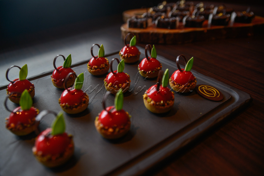 Strawberry and Pistachio Crown Couronne Fraise et Pistache sajian berbahan dasar cokelat jenis couverture yang disandingkan dengan almond pistachio cream.