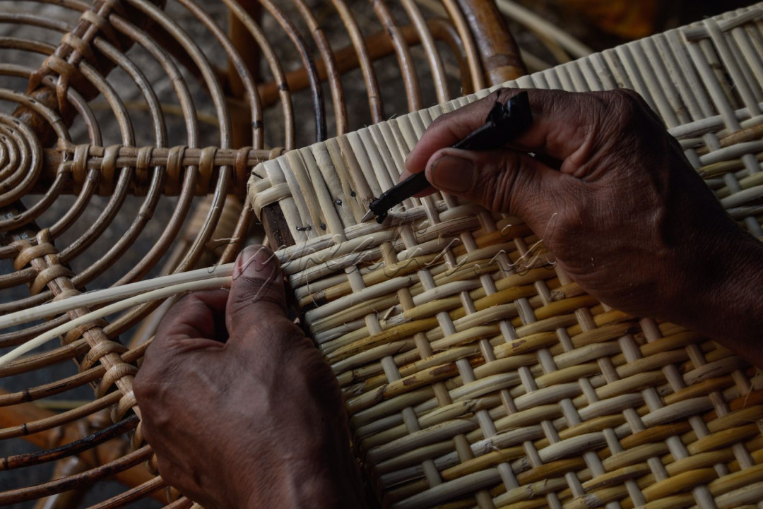 Berbagai jenis perlengkapan rumah tangga berbahan dasar rotan seperti kursi, meja, ayunan, keranjang, tempat tisu, hingga holahup pun dijajakan di tempat ini.