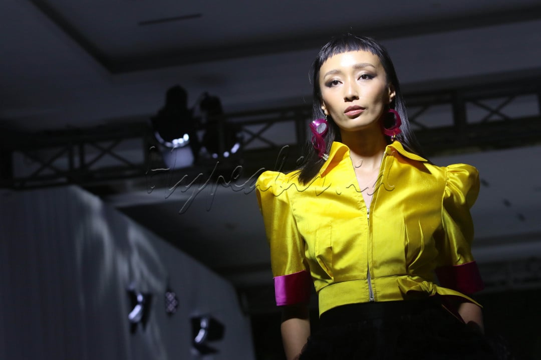 Model menperagakan busana 2MadisonAvenue bertajuk It's Time! di Jakarta, Selasa (29/3/2022). Lewat koleksi It's Time!, 2MadisonAvenue membukakan pintu bagi mereka yang berselera tinggi untuk memadupadankan gaya yang mewakili pemakainya.<br />
&nbsp;