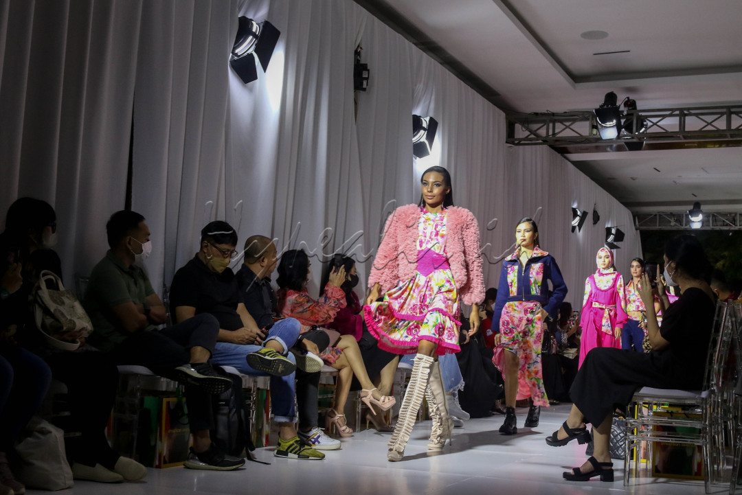 Model memperagakan busana 2MadisonAvenue bertajuk It's Time! di Jakarta, Selasa (29/3/2022). Lewat koleksi It's Time!, 2MadisonAvenue membukakan pintu bagi mereka yang berselera tinggi untuk memadupadankan gaya yang mewakili pemakainya.<br />
&nbsp;