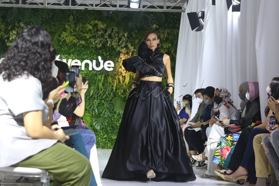 Model memperagakan busana 2MadisonAvenue bertajuk It's Time! di Jakarta, Selasa (29/3/2022). Lewat koleksi It's Time!, 2MadisonAvenue membukakan pintu bagi mereka yang berselera tinggi untuk memadupadankan gaya yang mewakili pemakainya.<br />
&nbsp;