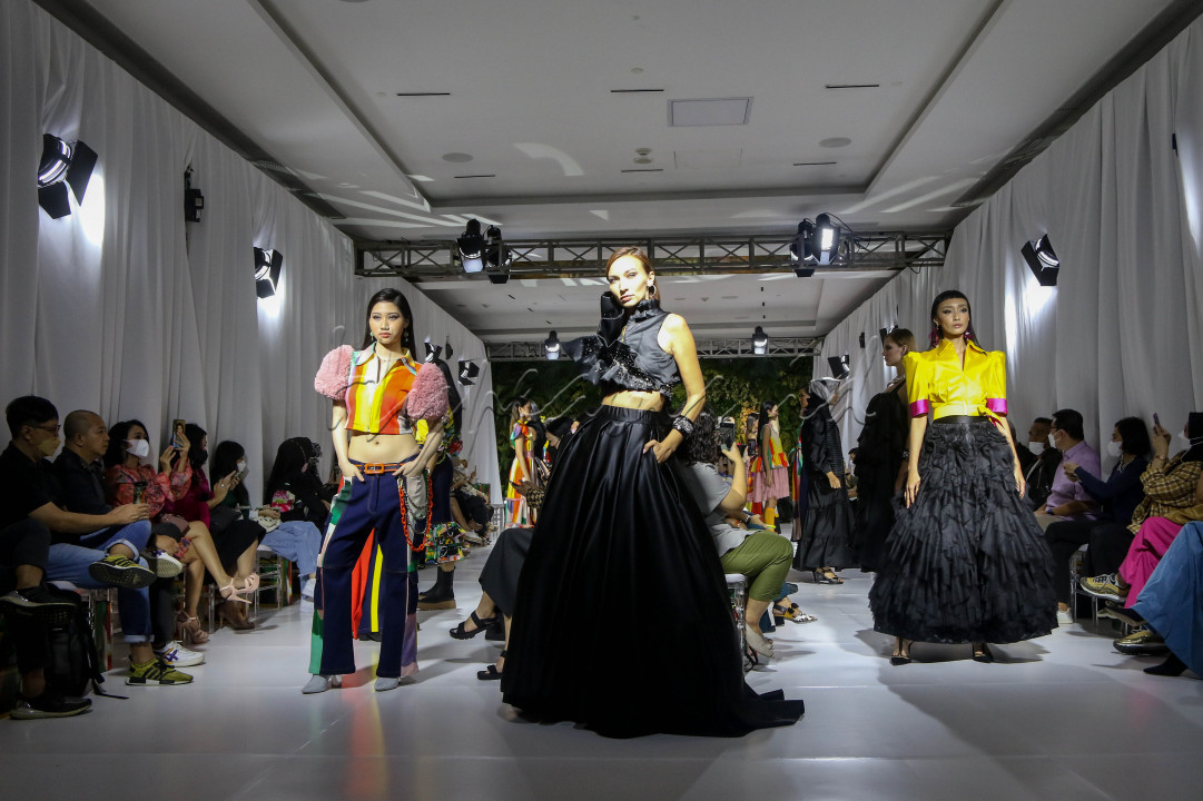 Model menperagakan busana 2MadisonAvenue bertajuk It's Time! di Jakarta, Selasa (29/3/2022). Lewat koleksi It's Time!, 2MadisonAvenue membukakan pintu bagi mereka yang berselera tinggi untuk memadupadankan gaya yang mewakili pemakainya.<br />
&nbsp;
