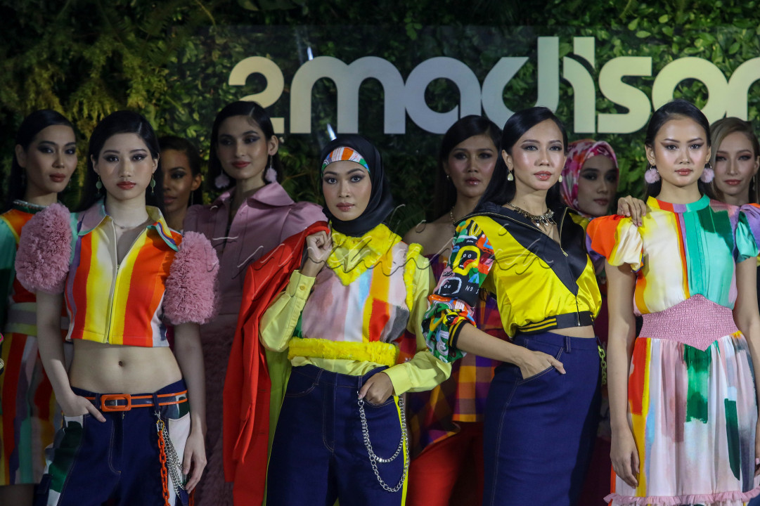 Model memperagakan busana 2MadisonAvenue bertajuk It's Time! di Jakarta, Selasa (29/3/2022). Lewat koleksi It's Time!, 2MadisonAvenue membukakan pintu bagi mereka yang berselera tinggi untuk memadupadankan gaya yang mewakili pemakainya.<br />
&nbsp;