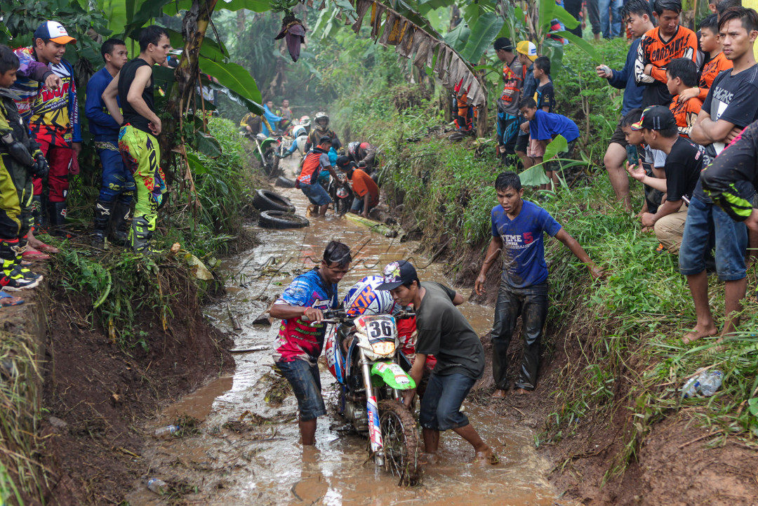Dibandingkan jenis balap yang lainnya, enduro membutuhkan uji ketahanan yang paling baik. Karena pembalap jenis ini dituntut untuk mampu melewati berbagai rintangan yang berkaitan dengan alam, serta dengan jarak tempuh yang tergolong panjang.