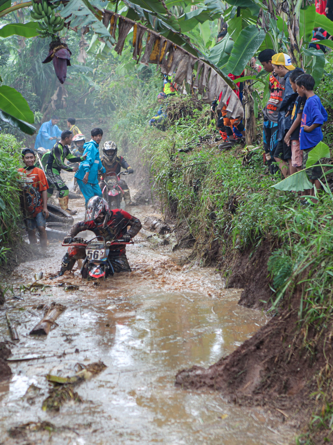 Ranting pohon yang rendah, batang pohon tumbang, jalanan berbatu, melintasi sungai, naik turun bukit, jalanan berkerikil dan berpasir, bahkan kubangan lumpur adalah medan yang akan menjadi tantangan tersendiri dalam balap enduro.<br />
&nbsp;