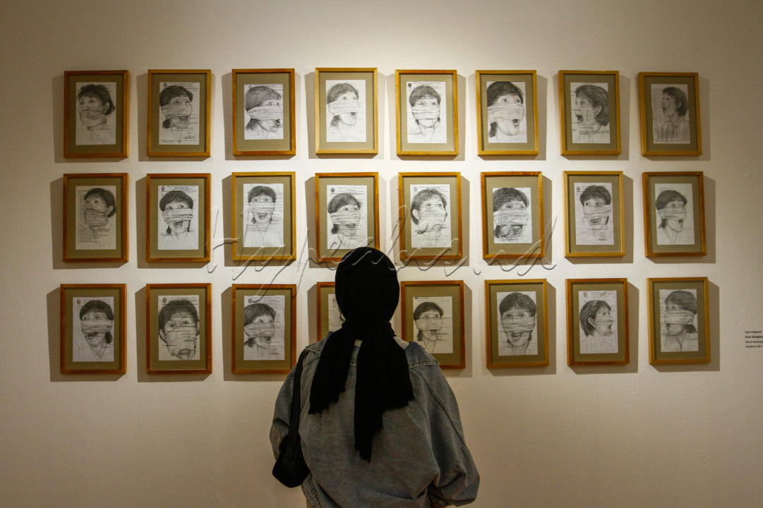 Pengunjung mengamati karya seni yang ditampilkan pada pameran bertajuk Indonesian Women Artist #3: Infusions Into Contemporary Art di Galeri Nasional, Jakarta.