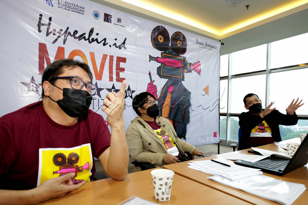 Wakil Ketua Dewan Kesenian Jakarta 2020-2023 &amp; Direktur Kreatif Pabrikultur Hikmat Darmawan (dari kiri), Managing Editor Hypeabis.id &amp; Bisnis Indonesia Weekly Diena Lestari dan Co Founder Cinema Poetica &amp; Kritikus Film Adrian Jonathan saat penjurian lomba yang bertajuk Hype Movie for Rejuvenation di Jakarta, Kamis (31/3/2022). Acara yang digelar Hypeabis.id, bagian dari Bisnis Indonesia Group ini memperebutkan hadiah dengan total sebesar Rp34 juta. Dengan perincian untuk kategori film Indonesia juara 1 (Rp8 juta), juara 2 (Rp5 juta), juara 3 (Rp3 juta), dan 5 like terbanyak masing-masing Rp1 juta. Sementara kategori film asing juara 1 (Rp8 juta), juara 2 (Rp5 juta), juara 3 (Rp3 juta), serta 5 like terbanyak masing-masing Rp1 juta. Pelaksanaan lomba ini didukung oleh Kementerian Perdagangan, Kalap Sinema, Komunitas Film Jakarta, dan Komunitas Film Jatim.