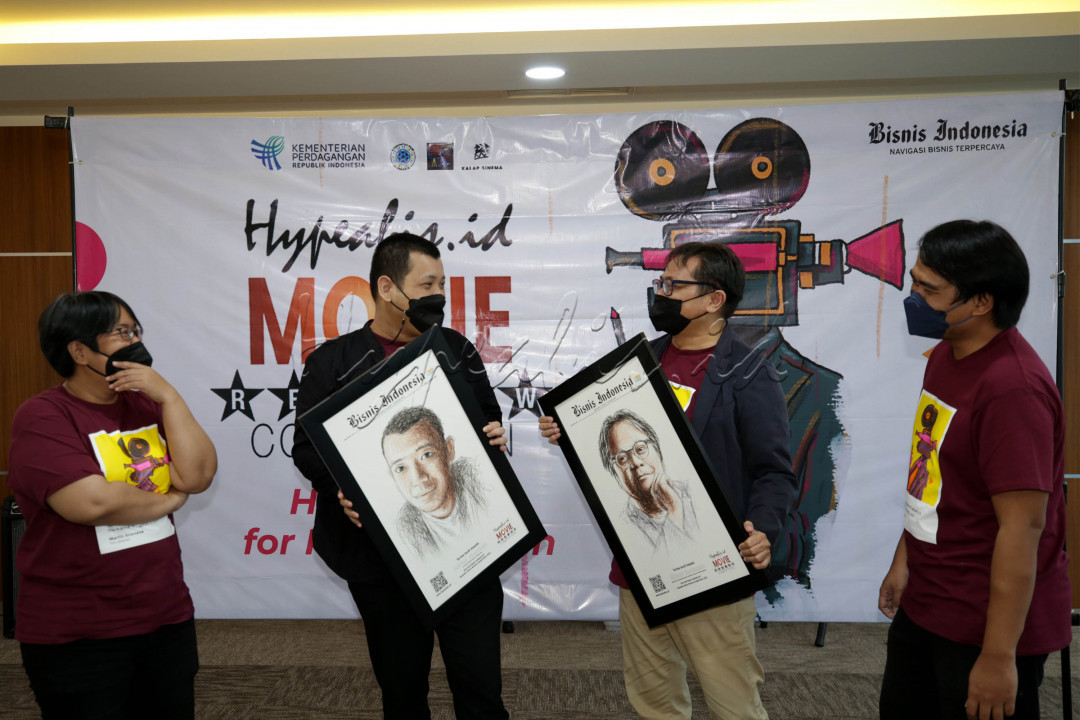 Managing Editor Hypeabis.id &amp; Bisnis Indonesia Weekly Diena Lestari (dari kiri), Co Founder Cinema Poetica &amp; Kritikus Film Adrian Jonathan, Wakil Ketua Dewan Kesenian Jakarta 2020-2023 &amp; Direktur Kreatif Pabrikultur Hikmat Darmawan dan Ketua Panitia Movie Review Competition Dika Irawan berbincang usai penjurian lomba yang bertajuk Hype Movie for Rejuvenation di Jakarta, Kamis (31/3/2022). Acara yang digelar Hypeabis.id, bagian dari Bisnis Indonesia Group ini memperebutkan hadiah dengan total sebesar Rp34 juta. Dengan perincian untuk kategori film Indonesia juara 1 (Rp8 juta), juara 2 (Rp5 juta), juara 3 (Rp3 juta), dan 5 like terbanyak masing-masing Rp1 juta. Sementara kategori film asing juara 1 (Rp8 juta), juara 2 (Rp5 juta), juara 3 (Rp3 juta), serta 5 like terbanyak masing-masing Rp1 juta. Pelaksanaan lomba ini didukung oleh Kementerian Perdagangan, Kalap Sinema, Komunitas Film Jakarta, dan Komunitas Film Jatim.