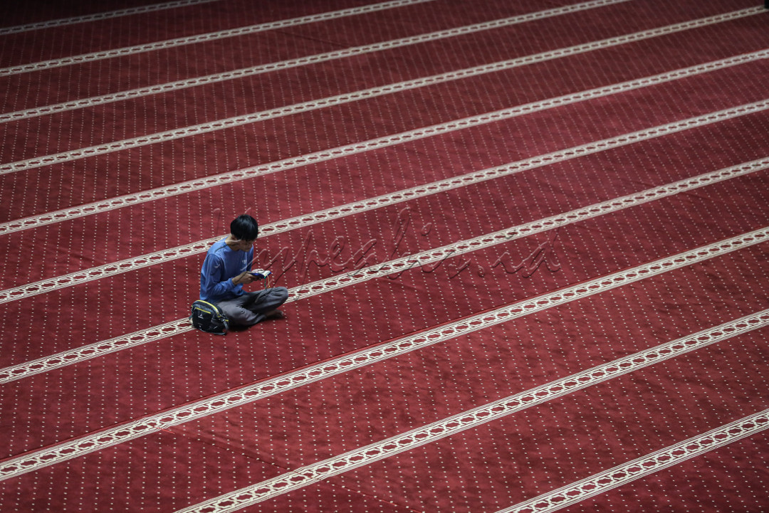 Dalam ajaran Islam, Alquran diturunkan kepada Rasulullah dengan perantara malaikat Jibril, untuk dibaca, dipahami, dan diamalkan sebagai petunjuk atau pedoman hidup bagi umat manusia.