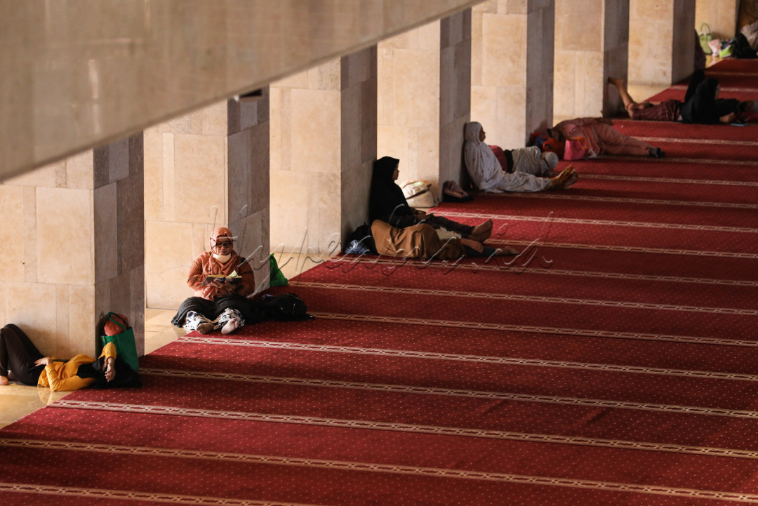 Menurut para ulama, di hari akhir nanti, Alquran akan mendatangi orang yang membaca dan mengamalkannya, serta menjadi pembela baginya.