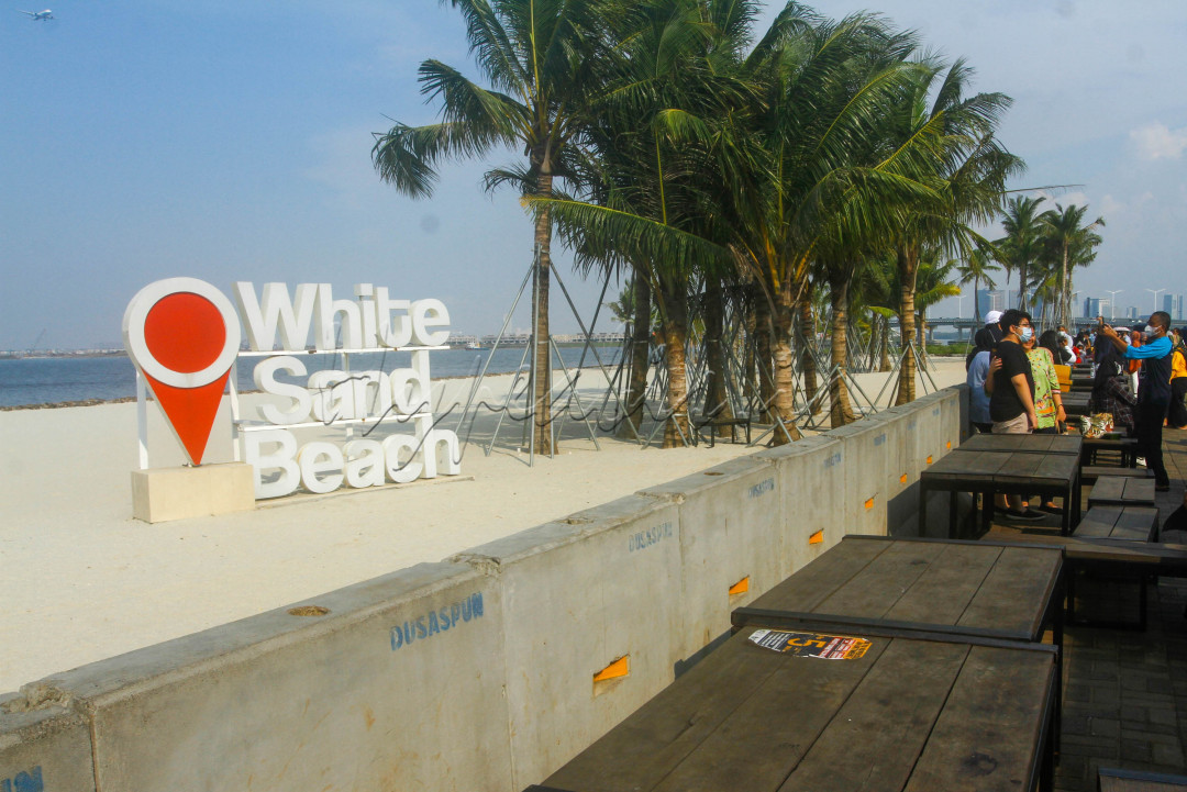 Pantai buatan di pesisir utara Jakarta ini langsung menjadi tempat berlibur favorit, khususnya warga sekitar Ibu Kota.