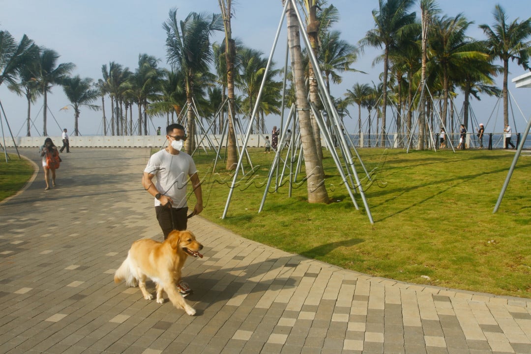 Wisata pantai dengan pasir putih merupakan hal yang cukup jarang ada di kawasan pesisir utara Jakarta.