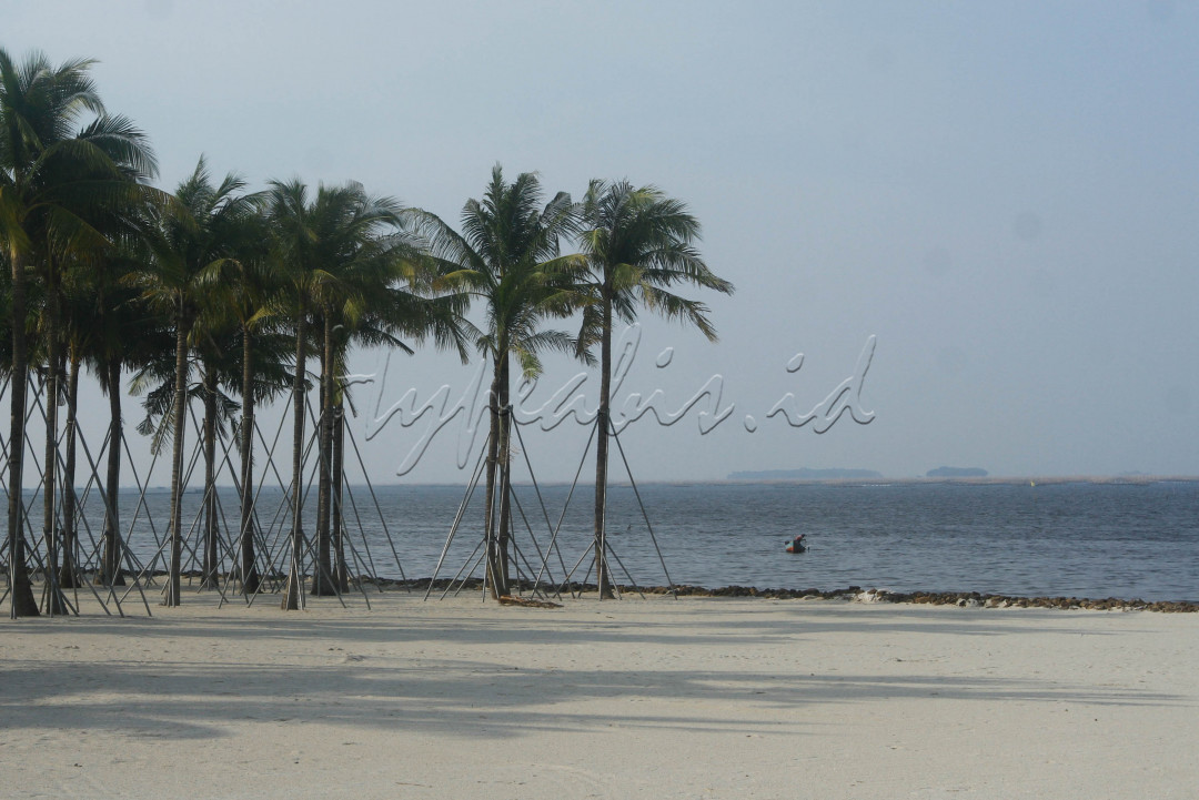Sayangnya saat ini pantai tersebut kembali ditutup karena Covid-19. Meski begitu, warga masih dapat berkunjung di area yang terbatas.&nbsp;
