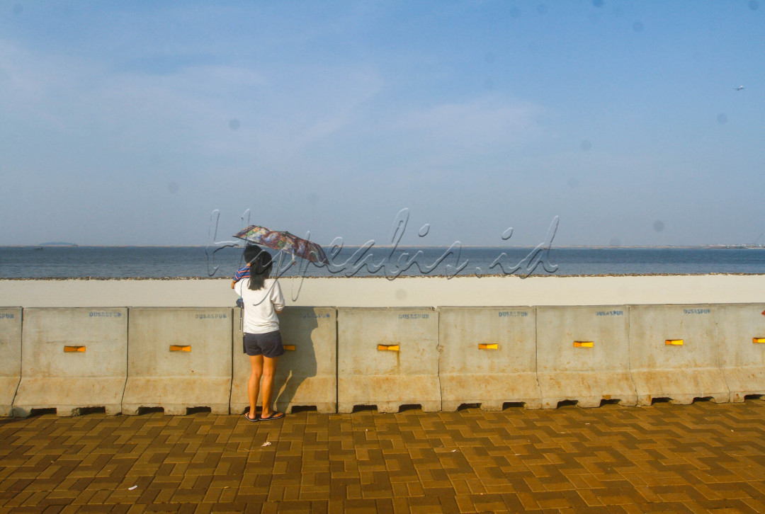 Pemandangan nelayan sembari menebar jala juga menjadi hal yang menarik untuk dinikmati di sana.&nbsp;
<div>&nbsp;</div>
