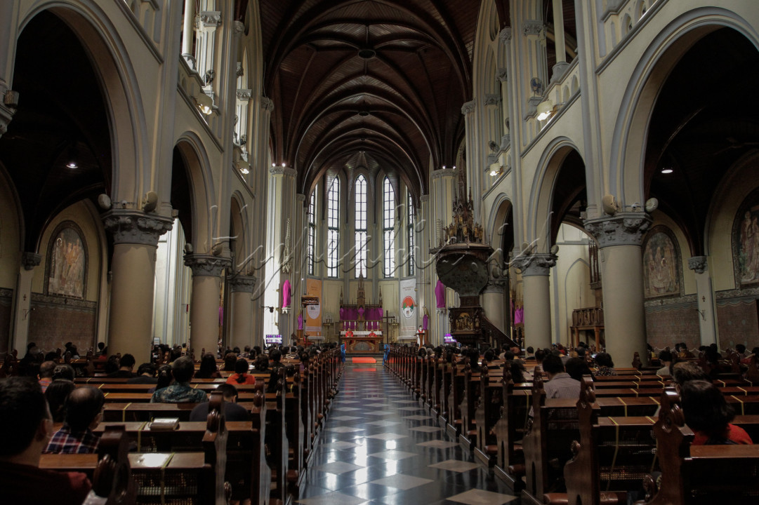 Sejumlah umat Kristiani melakukan ibadah Jumat Agung di Gereja Katedral, Jakarta.