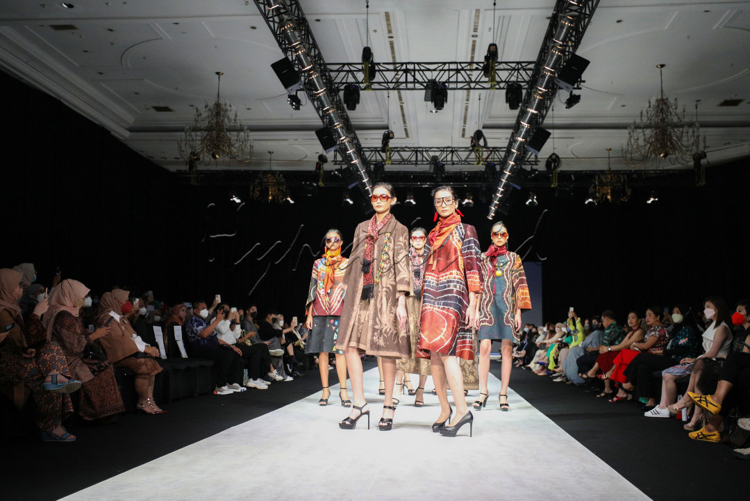 Fashion show juga menjadi penyemangat bagi para pelaku industri fesyen Tanah Air untuk memamerkan karya-karyanya dan terus berinovasi untuk menampilkan karya terbaiknya.