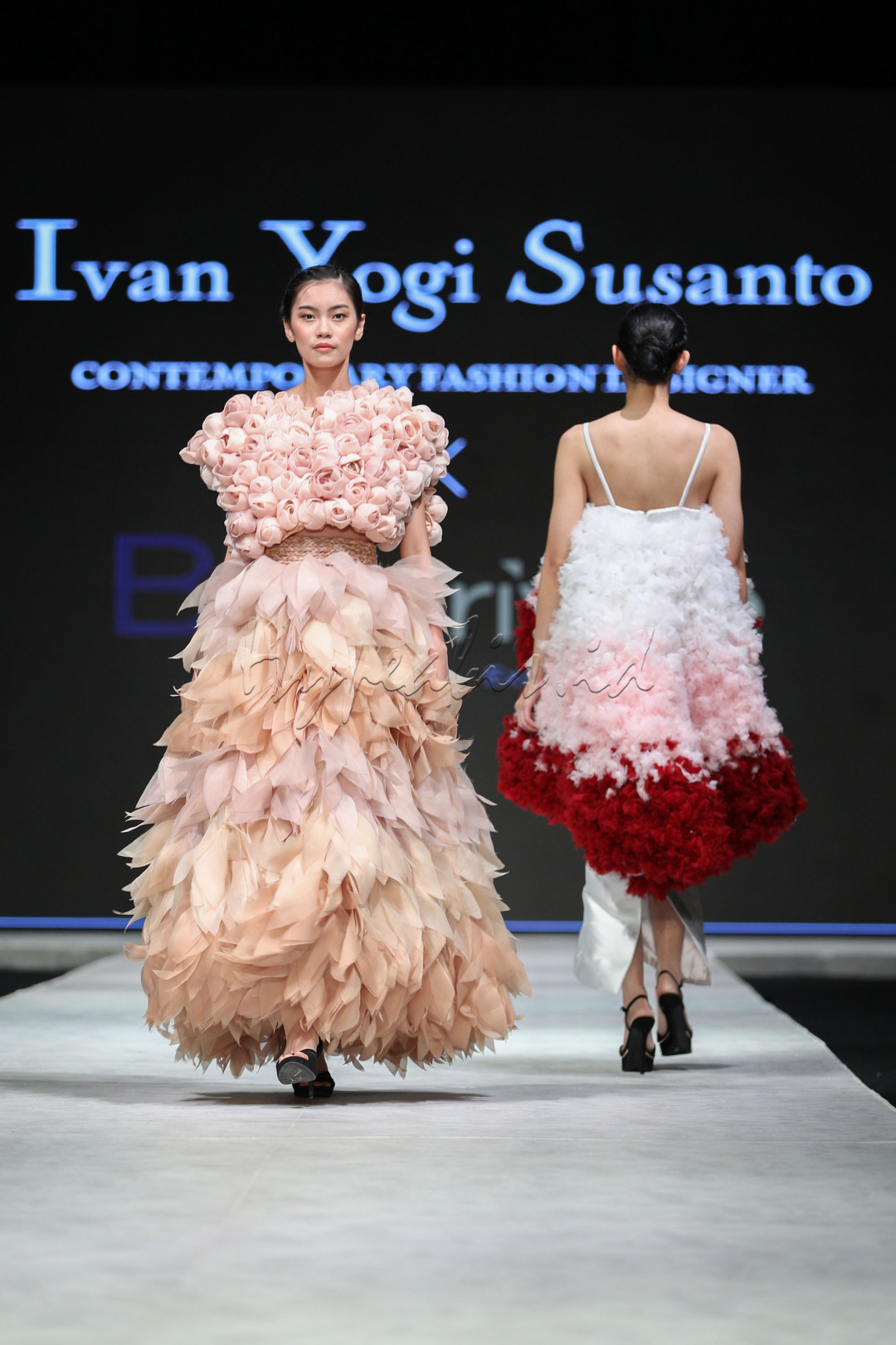 Indonesia Fashion Week 2022 kali ini tidak hanya menampilkan busana etnik, namun juga memamerkan busana modern serta kontemporer sebagai bentu kreasi desainer lokal.
