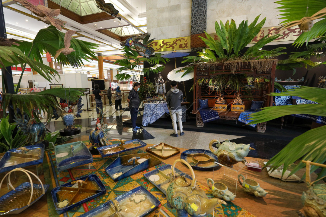 Pengunjung mengamati karya keramik dari seorang seniman bernama F. Widayanto yang produknya terdisplay di ruang pamer dalam pameran dagang Interior dan Craft (iCRAFT) 2022.