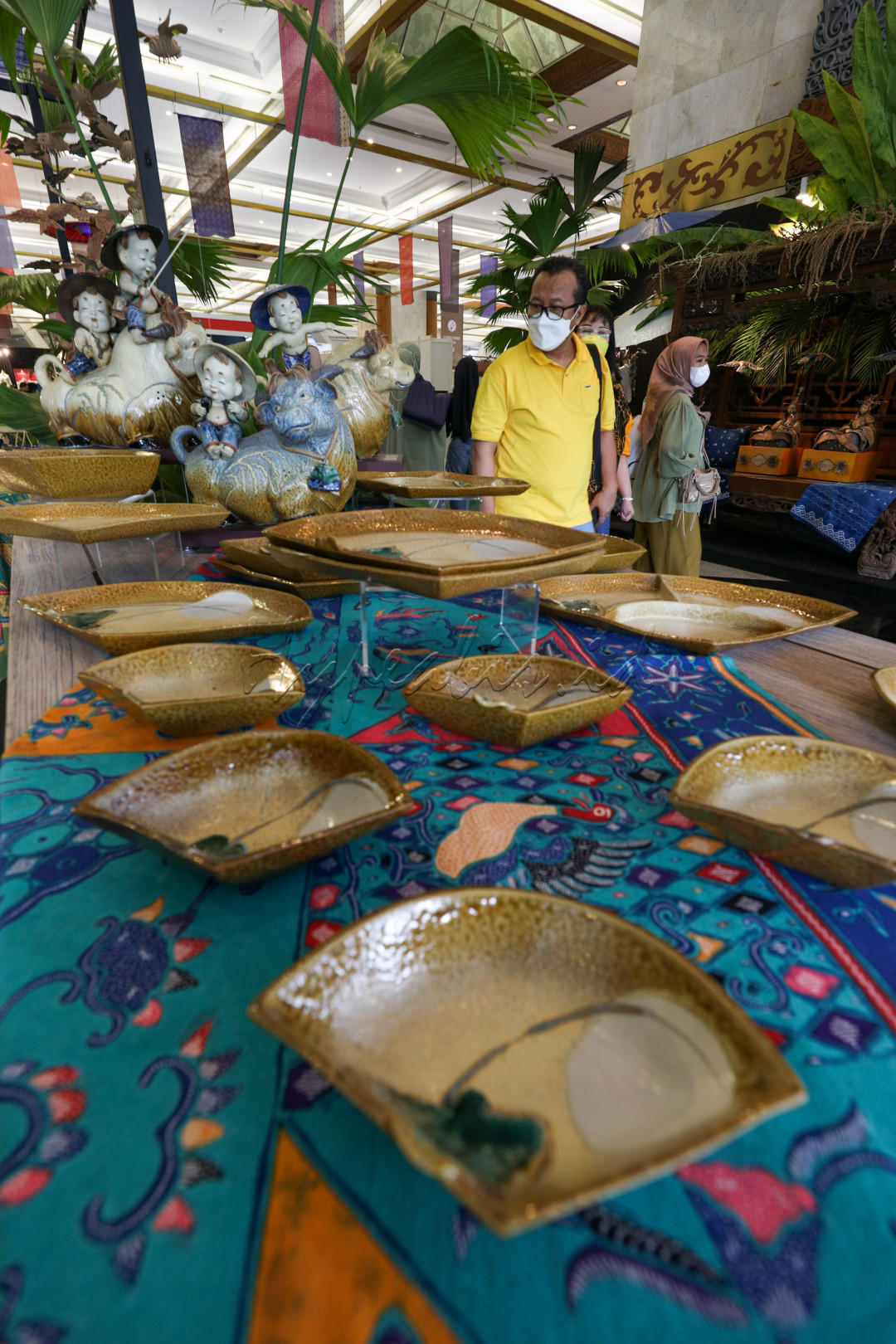 Dari pameran tersebut, F. Widayanto banyak memamerkan produk seni yang berbahan keramik.&nbsp;