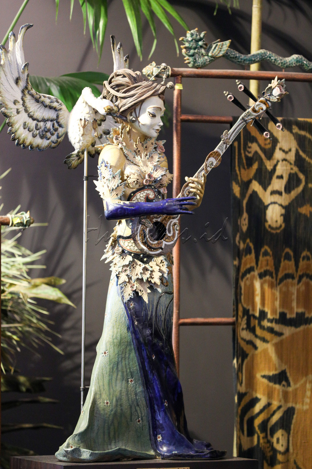 Salah satu karya yang langsung dibuat oleh sentuhan tangannya adalah patung Sarasvati yang dibentuk menurut perspektifnya sebagai seorang seniman.&nbsp;