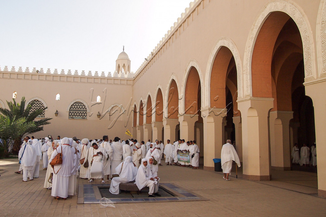 Dahulu kala zaman Rasulullah, terdapat sebuah pohon akasia. Pohon tersebut menjadi tempat bernaungnya Rasulullah ketika ingin menjalani umrah. Hingga kemudian masjid ini dibangun di dekat pohon tersebut.
