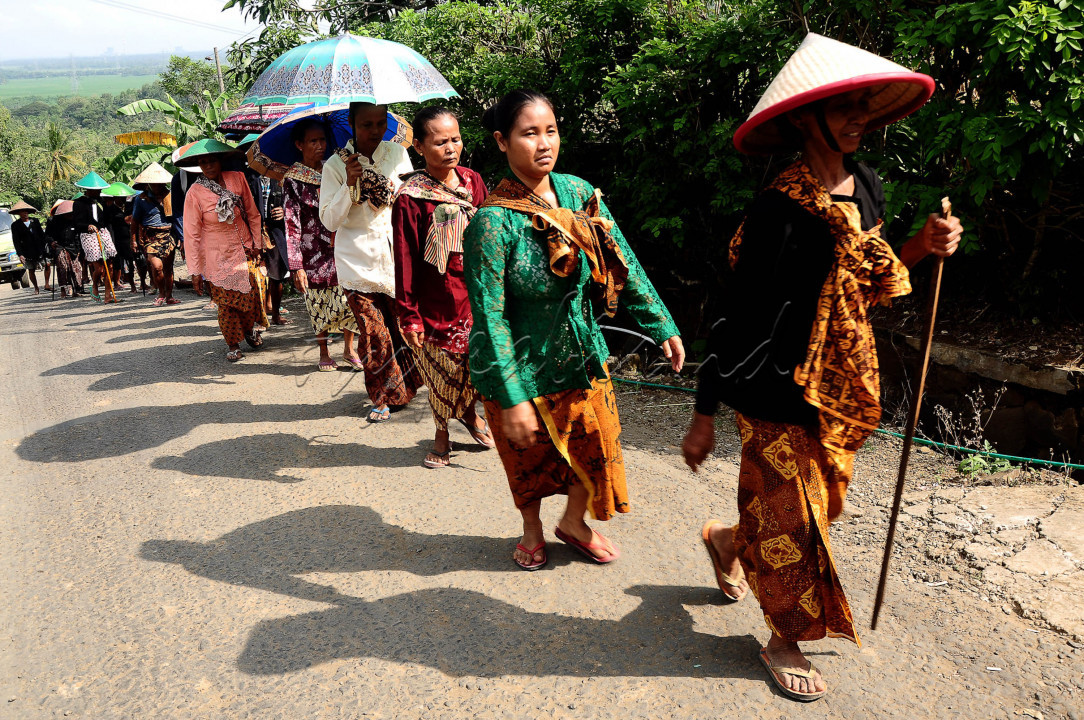 Ratusan warga komunitas adat Banokeling tak terkecuali kaum perempuan melakukan laku berupa berjalan kaki puluhan kilo meter dari kampung mereka menuju kompleks pemakaman leluhur mereka di Desa Pekuncen, Kecamatan Jatilawang, Kabupaten Banyumas, Jawa Tengah.&nbsp;
<div>&nbsp;</div>