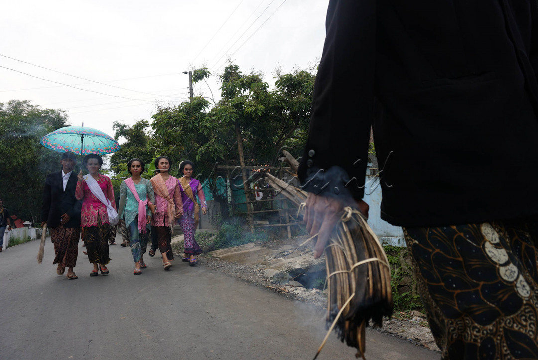 Ratusan perempuan ini berbalut kemban dengan selendang melingkari pundak. Dalam keheningan, satu per satu menjalankan ritual unggah-unggahan, mendoakan leluhur, membersihkan batin sebelum Ramadan. Mereka berjajar rapi, di kompleks makam Banokeling.
<div>&nbsp;</div>