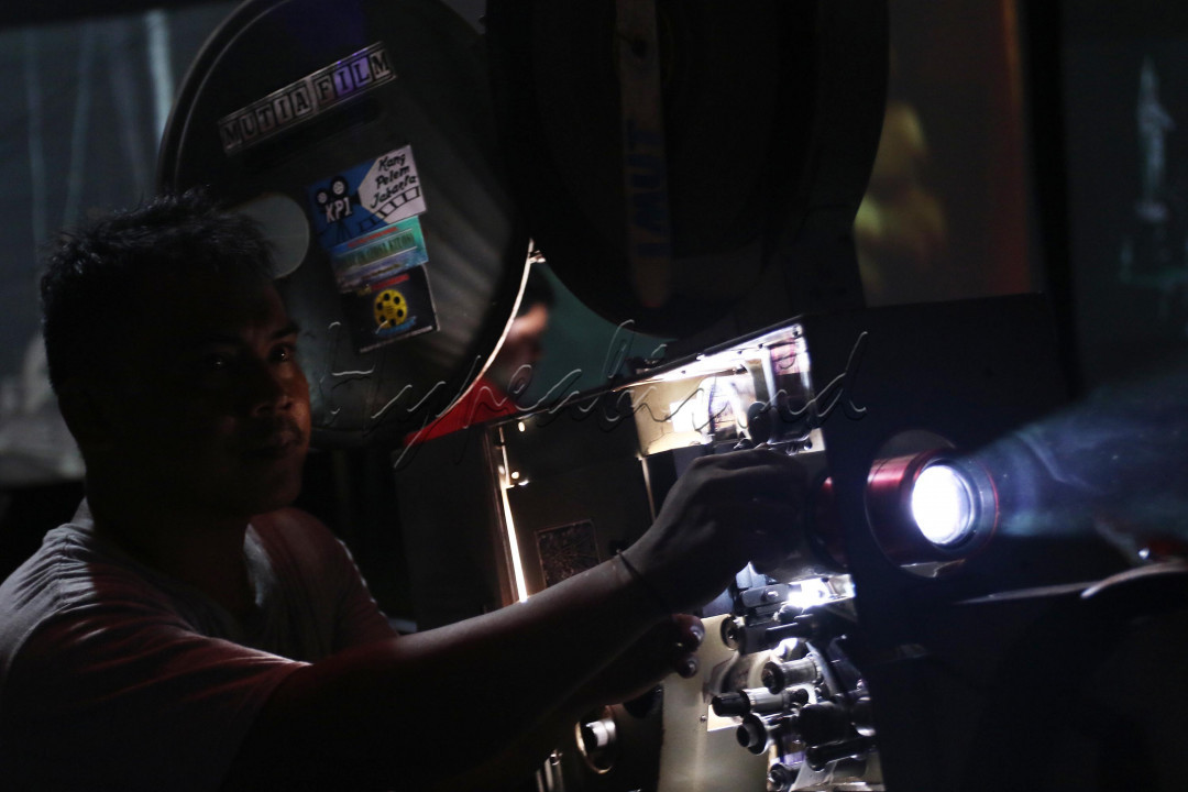 Menonton&nbsp;layar&nbsp;tancap&nbsp;mungkin sudah menjadi kegiatan langka, perkembangan video digital dan bioskop-bioskop modern perlahan-lahan mulai menggeser keberadaannya. Terancam mati perlahan, tradisi&nbsp;layar&nbsp;tancap&nbsp;mencoba bertahan hidup lewat gairah masa lalu. Hingga kini tradisi jadul itu masih dilestarikan oleh segelintir penikmat film lawas yang bersikeras menjajakan bioskop keliling sebagai hiburan untuk kaum pinggiran.<br />
<!--/data/user/0/com.samsung.android.app.notes/files/clipdata/clipdata_bodytext_220427_025246_241.sdocx-->