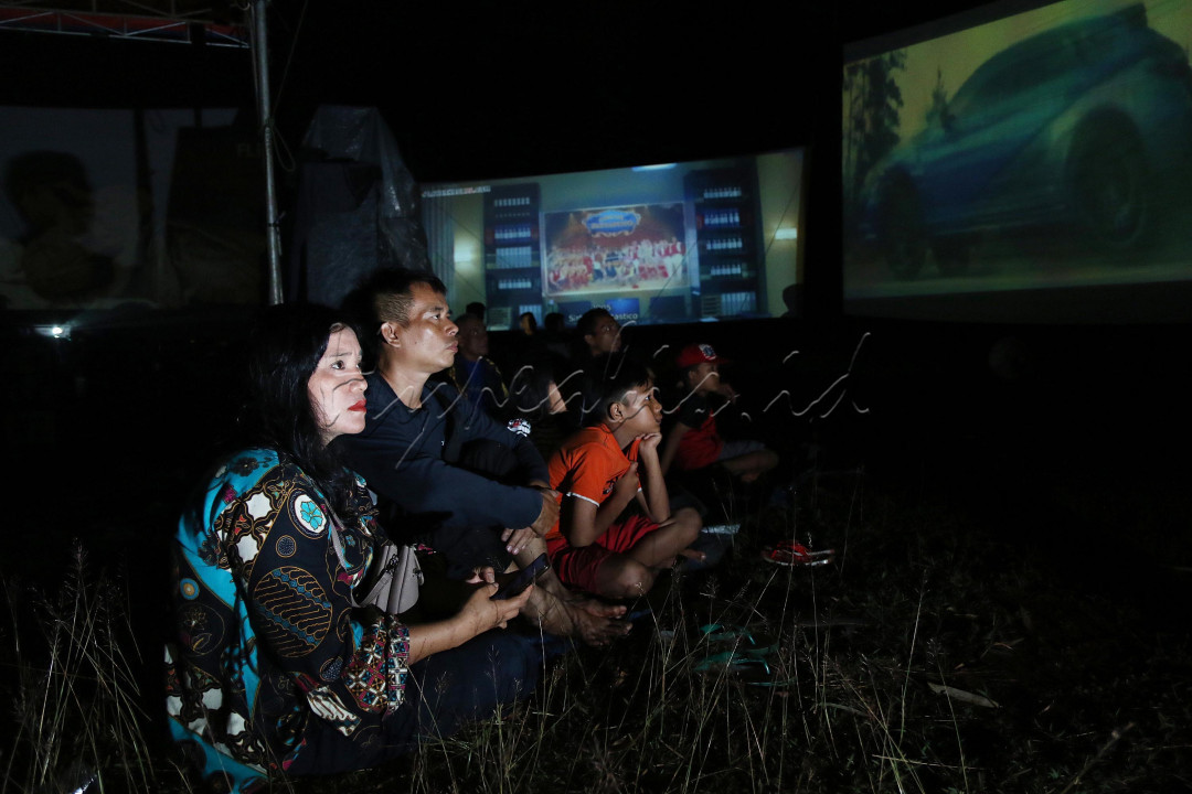 Di era keemasannya,&nbsp;layar&nbsp;tancap&nbsp;adalah primadona hiburan kaum urban terlebih saat akhir pekan. Umumnya pertunjukan berlangsung saat pesta pernikahan, khitanan atau perayaan lainnya.<br />
<br />
Saat ini sebagian dari kita hanya menikmatinya sebagai nostalgia, sementara sisanya masih merawat&nbsp;layar&nbsp;tancap&nbsp;dengan kecintaan dan kesabaran, seperti Komunitas Persatuan&nbsp;Layar&nbsp;Tancap&nbsp;Indonesia (PLTI).<br />
<!--/data/user/0/com.samsung.android.app.notes/files/clipdata/clipdata_bodytext_220427_025302_313.sdocx-->