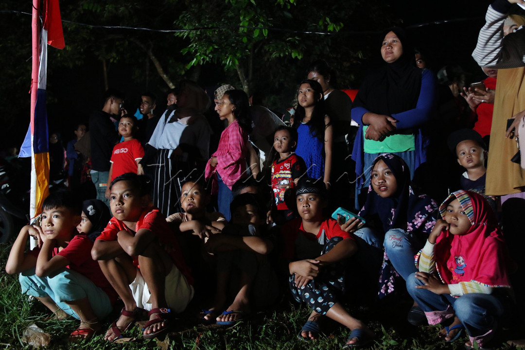 Pada masa kejayaannya pada tahun 2000an, dalam seminggu ia mengaku bisa menjajakan&nbsp;layar&nbsp;tancapnya di empat lokasi. Ia menaksir pendapatannya bisa mencapai Rp500.000 hingga Rp1,5 juta sekali pertunjukan. "Tergantung jarak penyewanya, semakin jauh semakin mahal," tuturnya.<br />
<br />
Ibhet menyebut, ia biasa memutar empat sampai lima judul dalam satu acara hingga dini hari. "Film favorit nih biasanya kalau di Tangerang Film Bollywood (India), Bekasi film nasional, Jakarta beragam ada Suzana, Warkop DKI, Benyamin, dan lainnya," ucap dia.<br />
<br />
Di era kekinian dimana kebudayaan tradisional mulai terpinggirkan,&nbsp;layar&nbsp;tancap&nbsp;justru masih bertahan memperlihatkan eksistensinya. Menonton&nbsp;layar&nbsp;tancap&nbsp;membuat kita seperti bernostalgia kembali ke masa lalu, banyak kesan dan kenangan manis yang tersaji dalam setiap pertunjukannya.<br />
<!--/data/user/0/com.samsung.android.app.notes/files/clipdata/clipdata_bodytext_220427_025333_229.sdocx-->